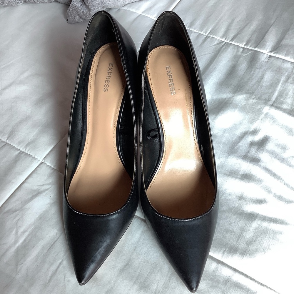 Express pointy black pumps
